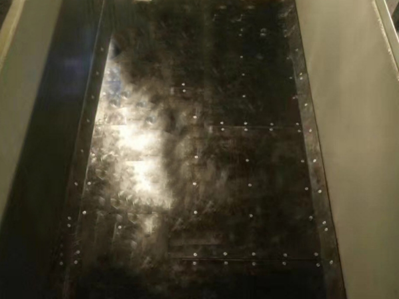 困擾司機(jī)師傅的車底粘黏？安陽(yáng)宏誠(chéng)自卸車車底滑板解決你的困擾！